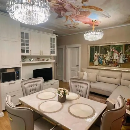 Appartamento Luxury Neoclassical Elegance