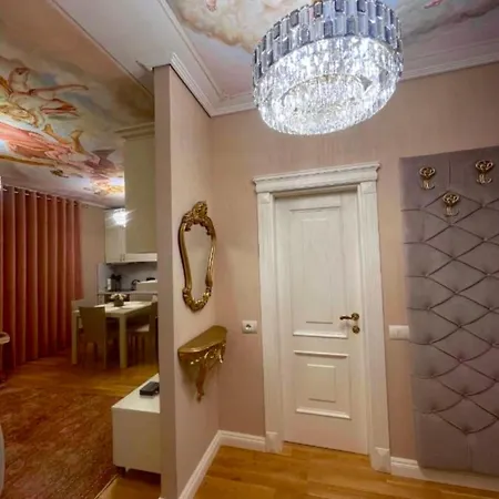 Appartamento Luxury Neoclassical Elegance